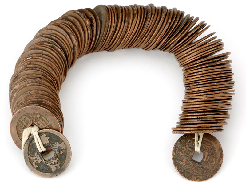 String of 100 Chinese cash coins. Qing dynasty, copper-alloy © Ashmolean Museum, University of Oxford