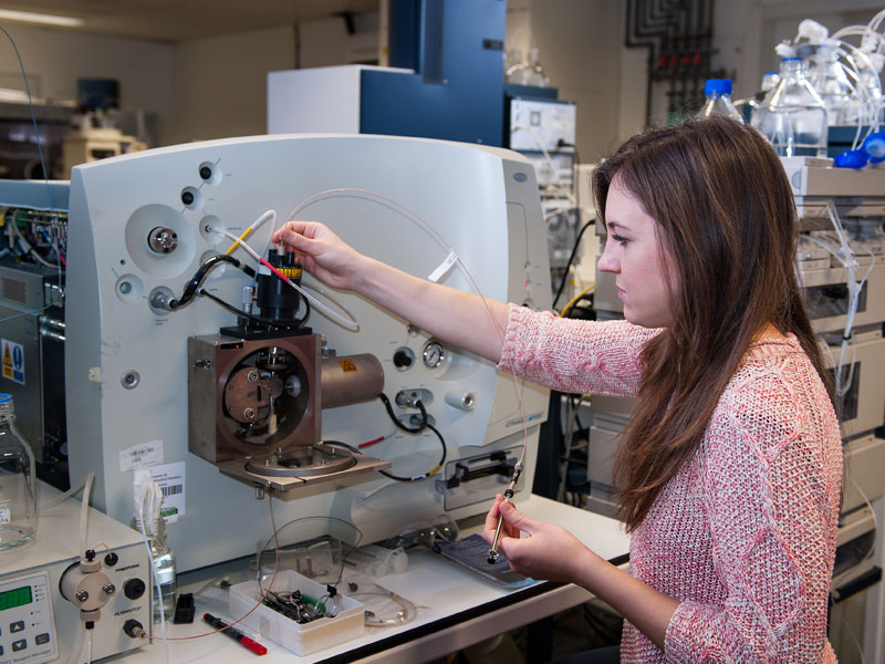 Analysing volatile samples using a Gas Chromatography Mass Spectronomy System. Photo by John Cairns