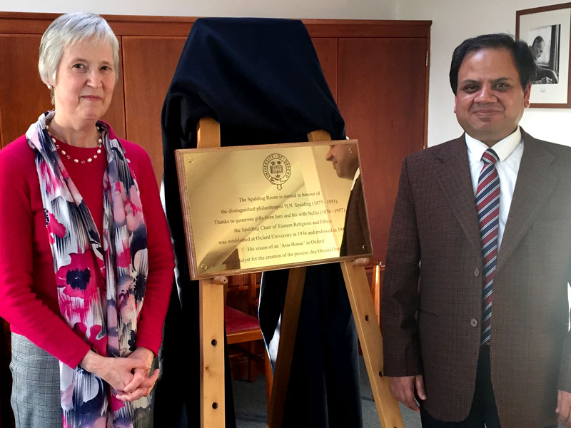 Dr Anne Spalding and Professor Diwakar Acharya with a plaque for the newly named Spalding Room in honour of the distinguished philanthropist H.N. Spalding (1877-1953)