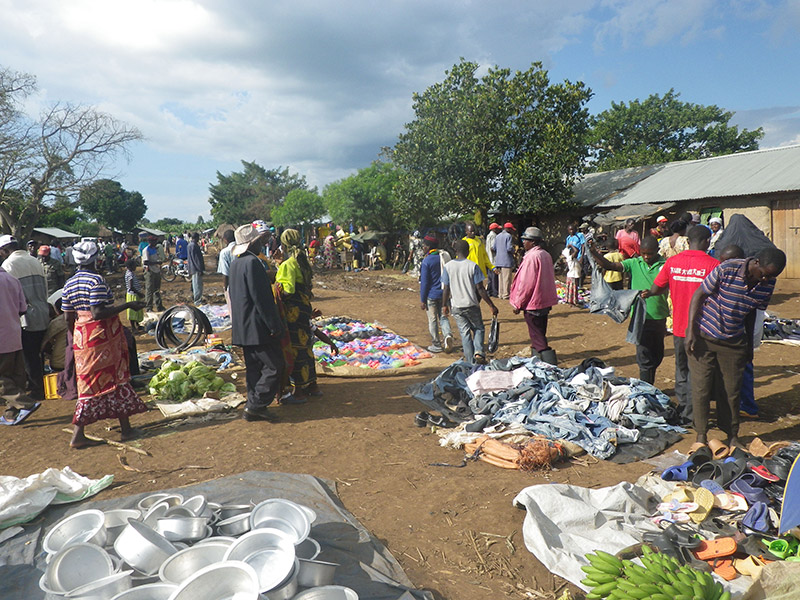 Kagoma weekly market in Kyangwali, Uganda. Photo credit: N Omata