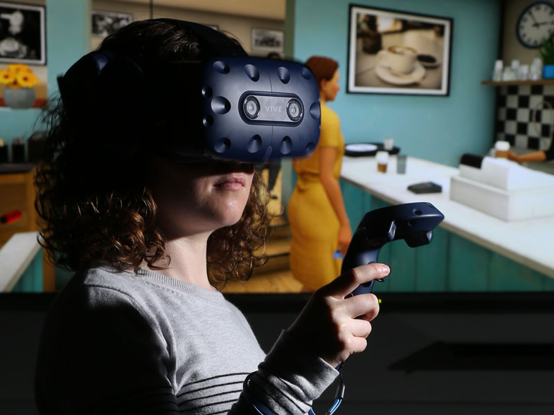 Testing out Oxford's gameChange virtual reality therapy, which is designed to treat agoraphobia in patients with psychosis © University of Oxford